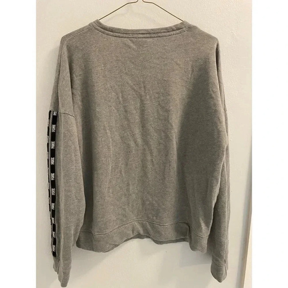 PINK RELAXED FIT SWEATER - SIZE SMALL - SMALL HOLE IN SLEEVE SEE PHOTO - Picture 5 of 7